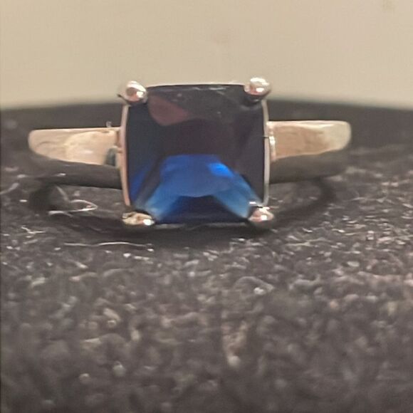 Size 8.75 polished silver tone emerald cut prong set blue sapphire like ring - Picture 2 of 8